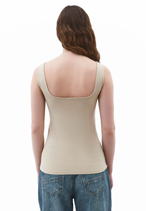 Pamuklu Atlet ve Denim Pantolon Kombini