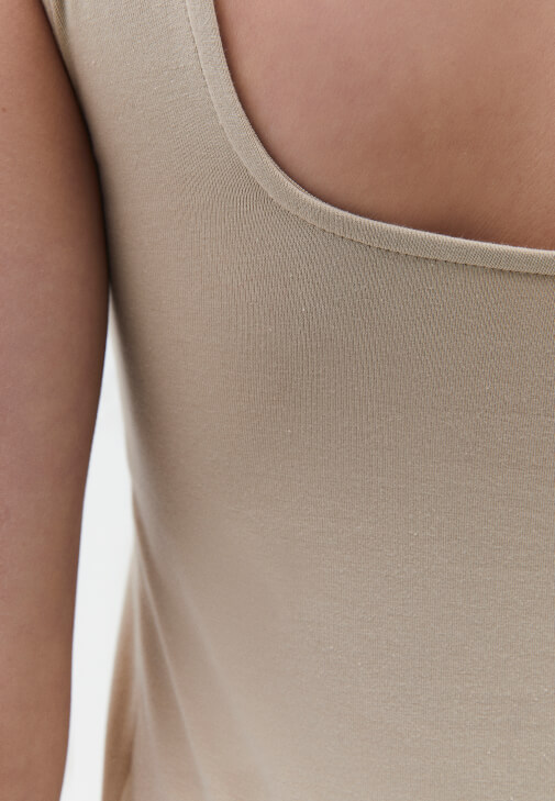 Pamuklu Atlet ve Denim Pantolon Kombini