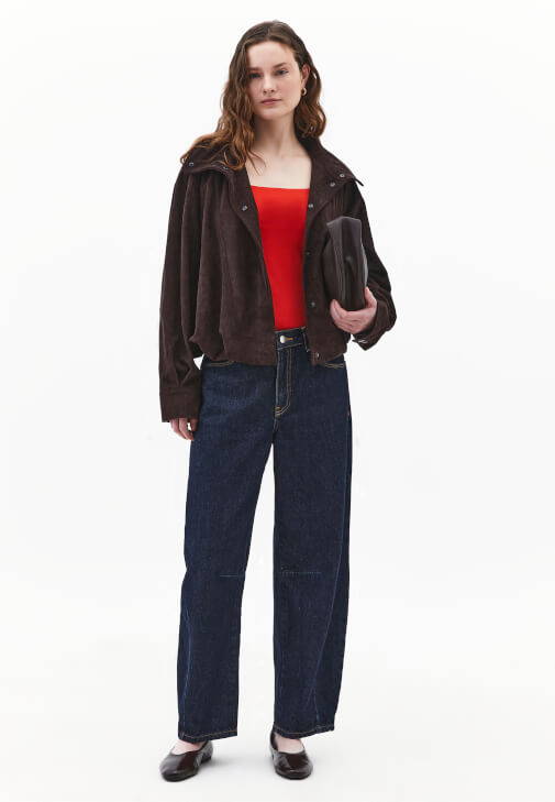 Kare Yaka Atlet ve Barrel-Fit Denim Kombini