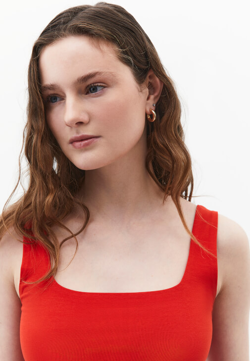 Kare Yaka Atlet ve Barrel-Fit Denim Kombini