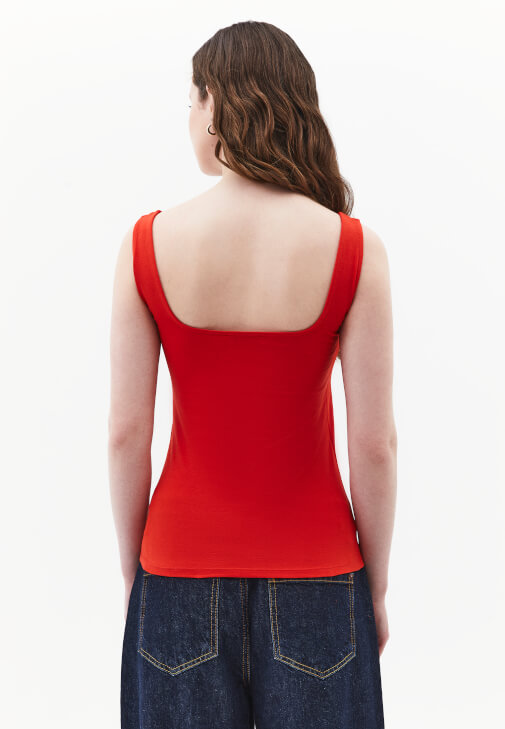 Kare Yaka Atlet ve Barrel-Fit Denim Kombini