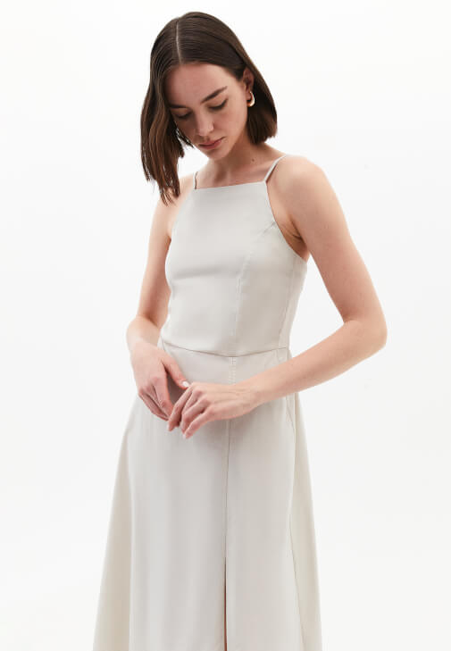 Yırtmaçlı Elbise ve Topuklu Ayakkabı Kombini