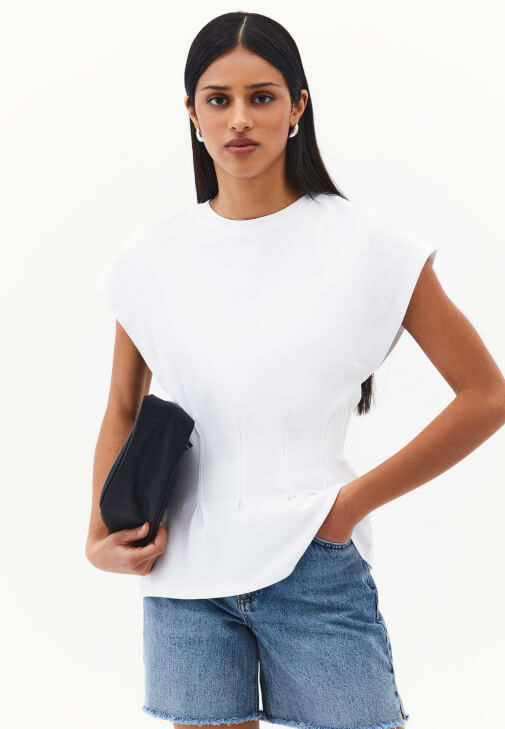 Beyaz Bel Detaylı Tişört