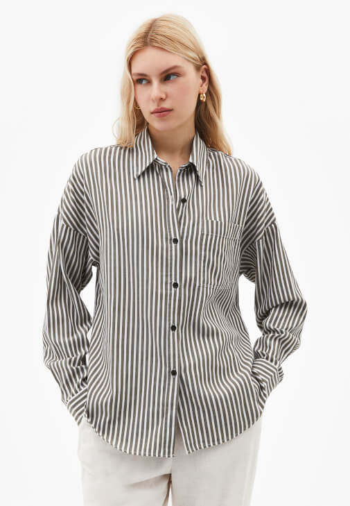 Çizgili Gömlek ve Pantolon Kombini