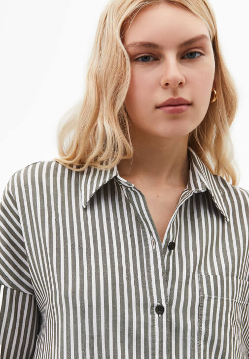 Çizgili Gömlek ve Pantolon Kombini