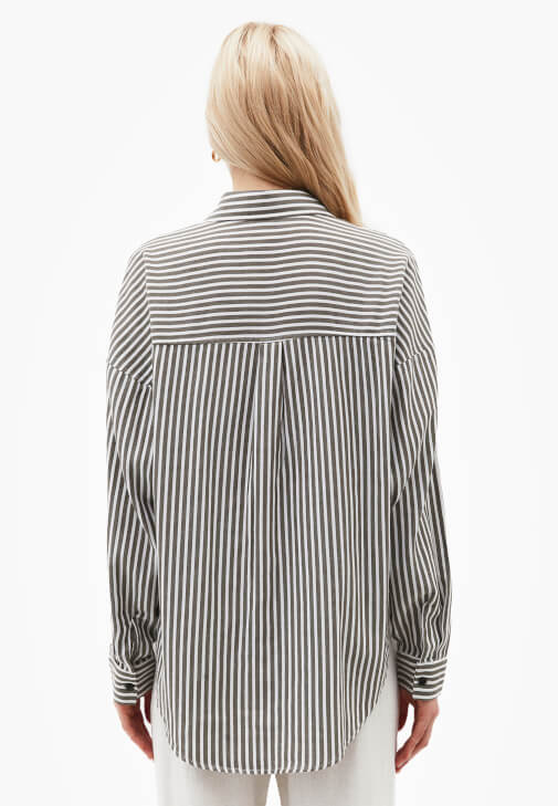 Çizgili Gömlek ve Pantolon Kombini