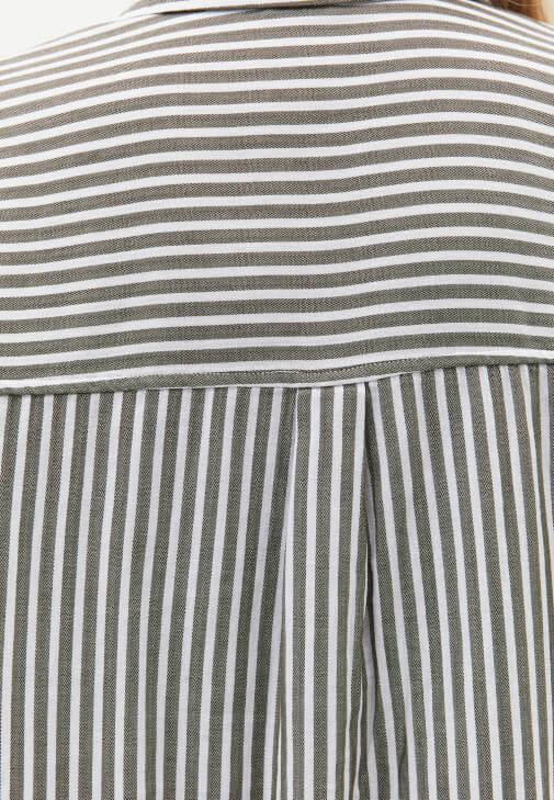 Çizgili Gömlek ve Pantolon Kombini