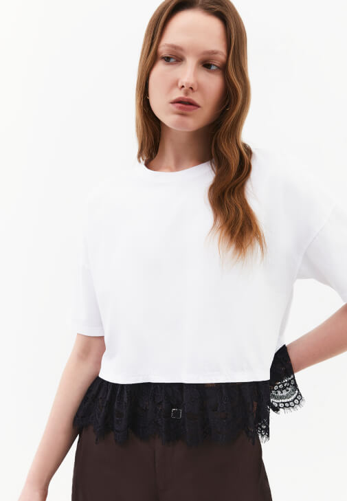 Beyaz Dantel Detaylı Tişört