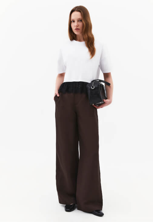  Dantelli Tişört ve Keten Pantolon Kombini