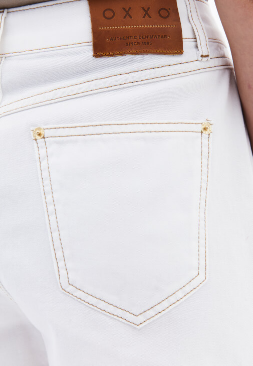 Ultra Yüksek Bel Şort ve Tişört Kombini