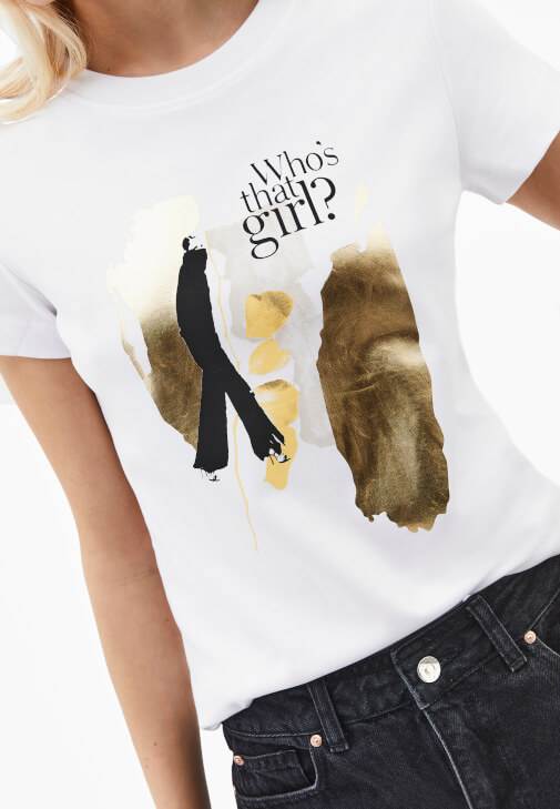 Baskılı Tişört ve Mom-Fit Pantolon Kombini