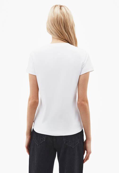 Baskılı Tişört ve Mom-Fit Pantolon Kombini