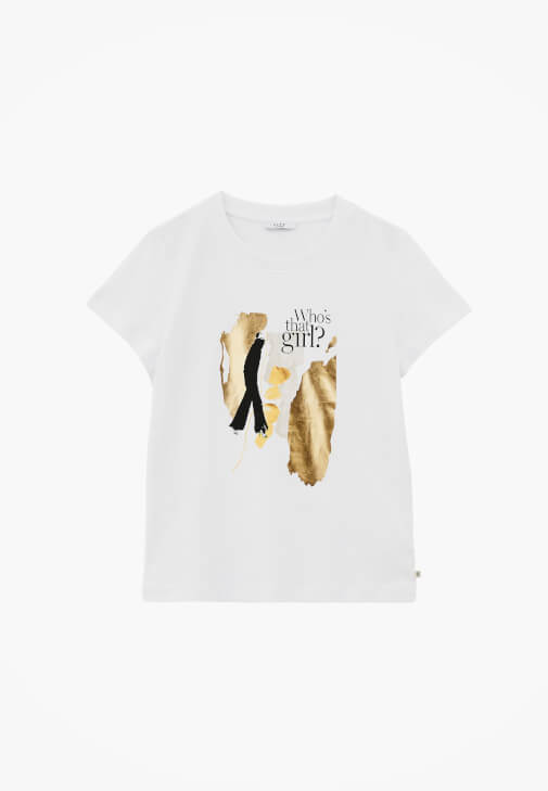 Baskılı Tişört ve Mom-Fit Pantolon Kombini