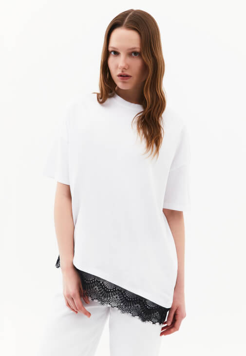 Beyaz Dantel Detaylı Oversize Tişört