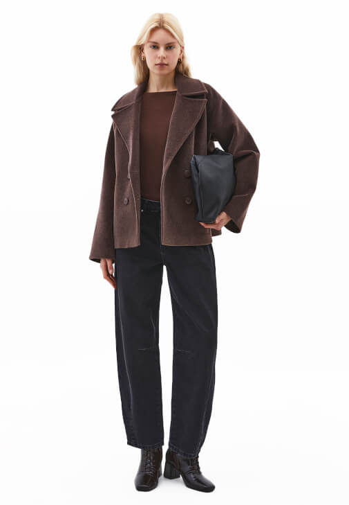  Bot Yaka Tişört ve Barrel-Fit Denim Kombini