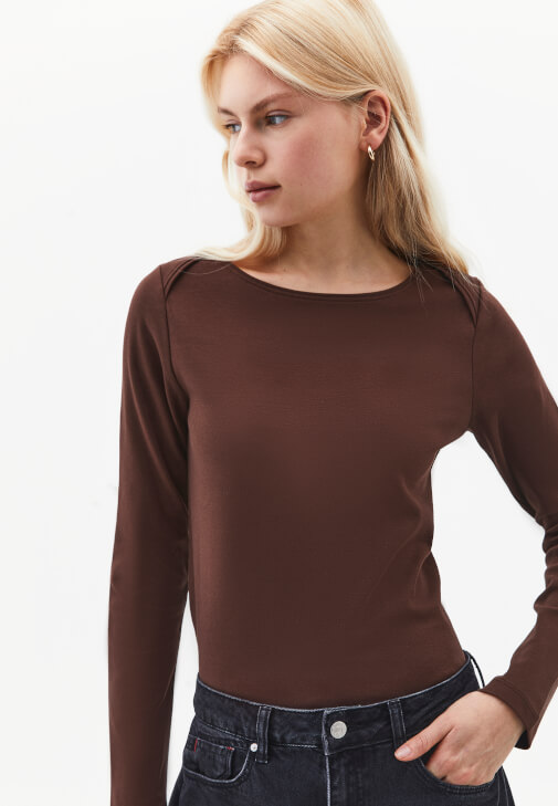 Bot Yaka Tişört ve Barrel-Fit Denim Kombini