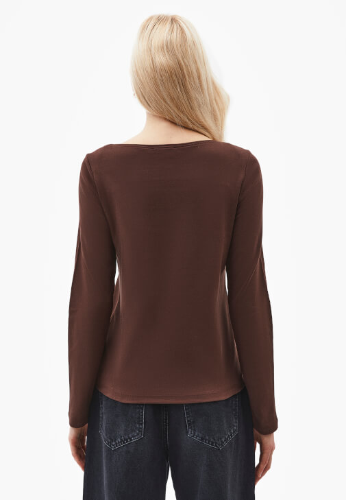 Bot Yaka Tişört ve Barrel-Fit Denim Kombini