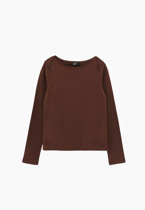 Bot Yaka Tişört ve Barrel-Fit Denim Kombini