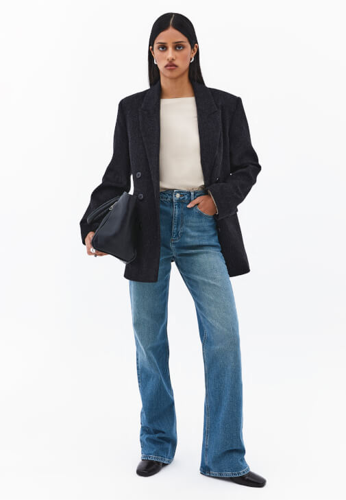 Bot Yaka Tişört ve Bootcut Denim Kombini