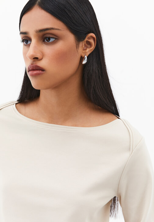 Bot Yaka Tişört ve Bootcut Denim Kombini