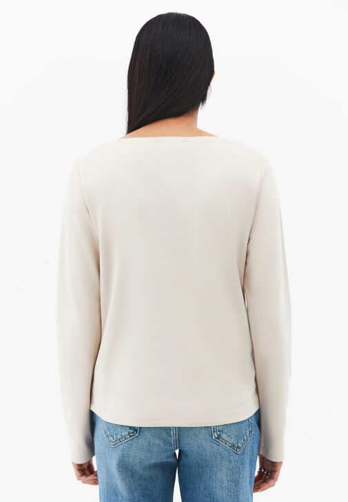 Bot Yaka Tişört ve Bootcut Denim Kombini