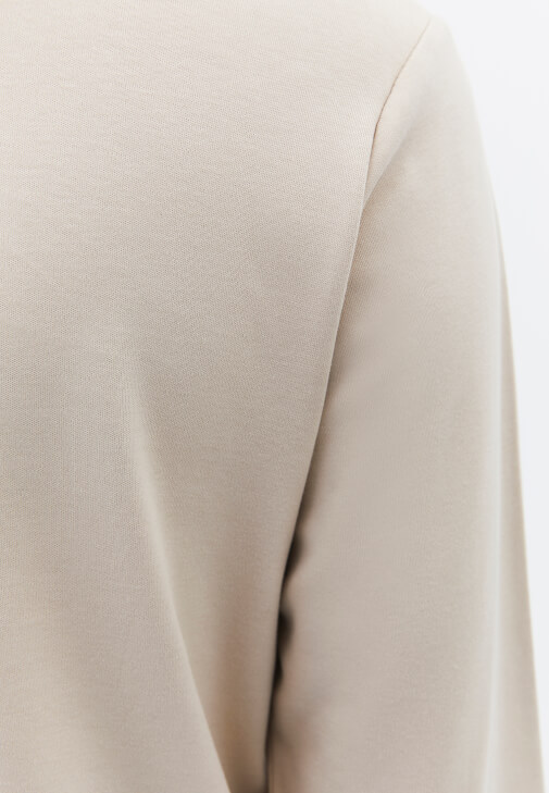 Bot Yaka Tişört ve Bootcut Denim Kombini