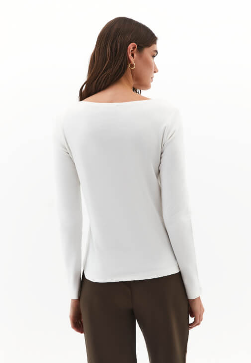 Bot Yaka Tişört ve Kumaş Pantolon Kombini