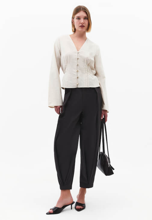  Düğmeli Bluz ve Balon Pantolon Kombini