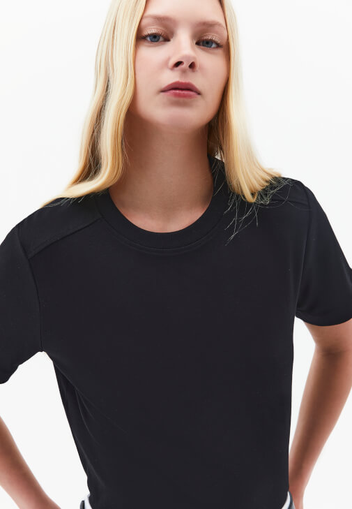 Sıfır Yaka Tişört ve Pantolon Kombini