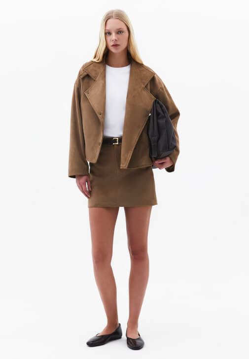 Pamuklu Tişört ve Süet Etek Kombini