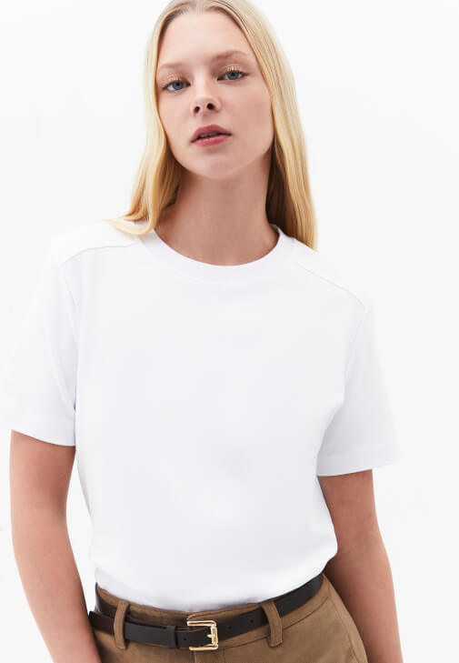 Pamuklu Tişört ve Süet Etek Kombini