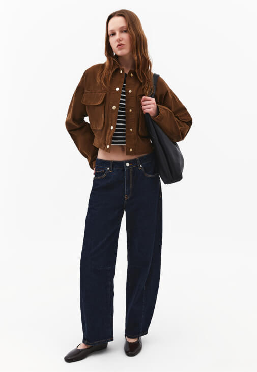  Crop Ceket ve Barrel-Fit Denim Kombini
