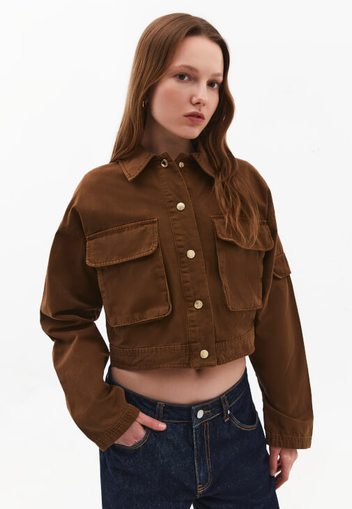 Crop Ceket ve Barrel-Fit Denim Kombini