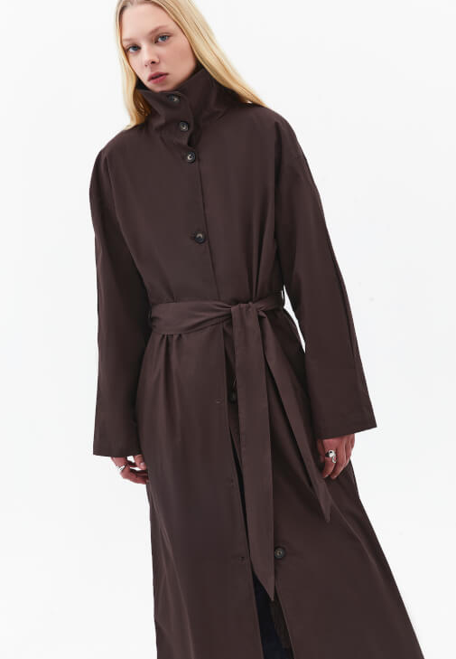 Kemerli Trençkot ve Barrel-Fit Denim Kombini