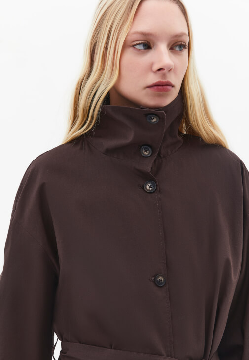 Kemerli Trençkot ve Barrel-Fit Denim Kombini