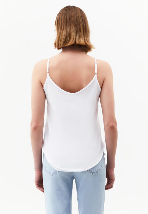 Askılı Atlet ve Barrel-Fit Denim Kombini