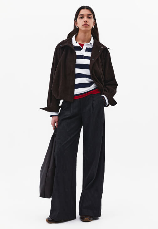 Çizgili Tişört ve Çizgili Pantolon Kombini