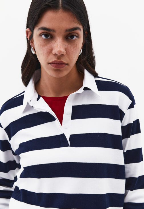 Çizgili Tişört ve Çizgili Pantolon Kombini