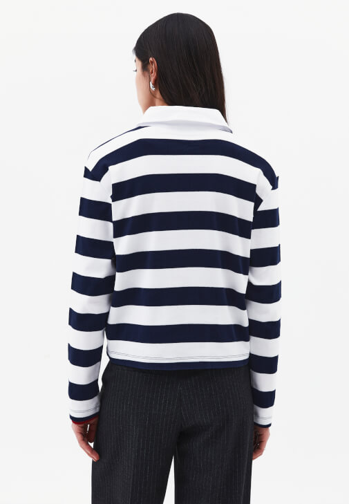 Çizgili Tişört ve Çizgili Pantolon Kombini