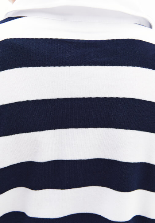 Çizgili Tişört ve Çizgili Pantolon Kombini