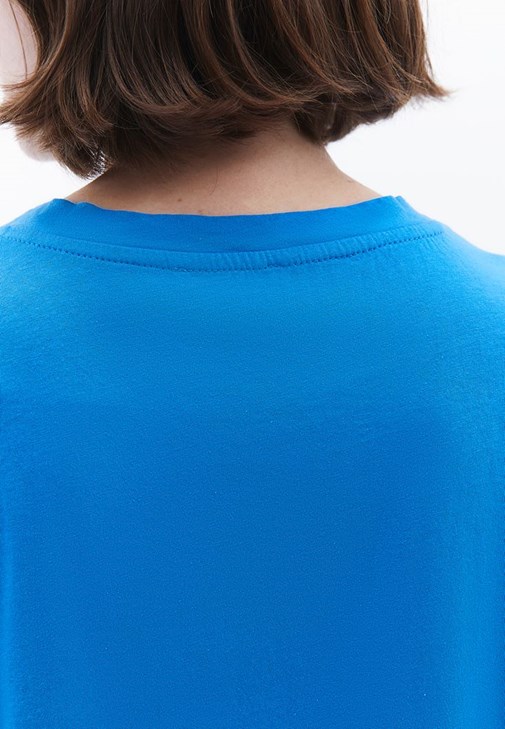 Sıfır Yaka Oversize Tişört ve Denim Pantolon Kombini