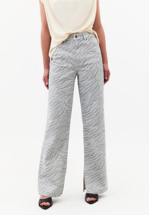 Desenli Pantolon ve Oversize Ceket Kombini