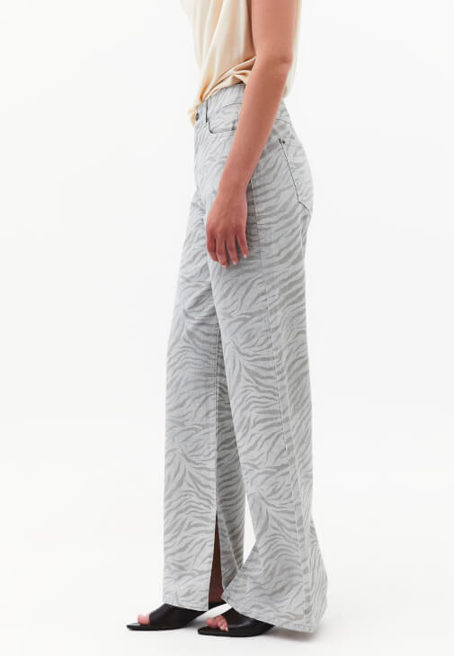 Desenli Pantolon ve Oversize Ceket Kombini