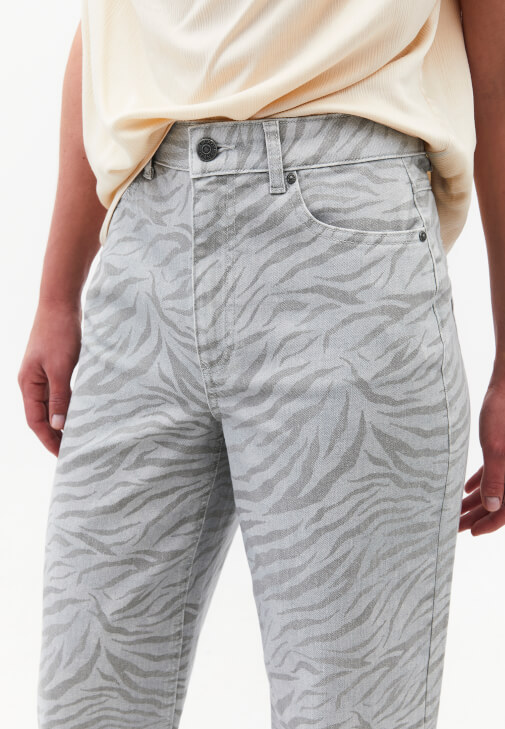 Desenli Pantolon ve Oversize Ceket Kombini