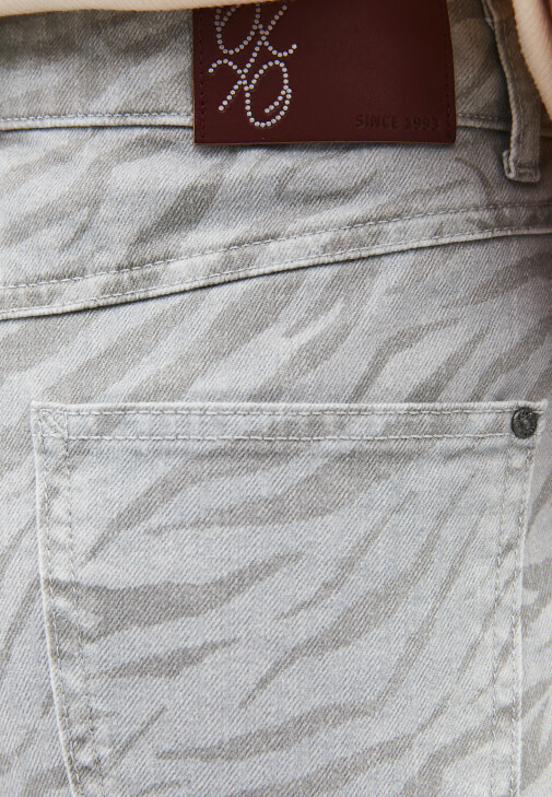 Desenli Pantolon ve Oversize Ceket Kombini