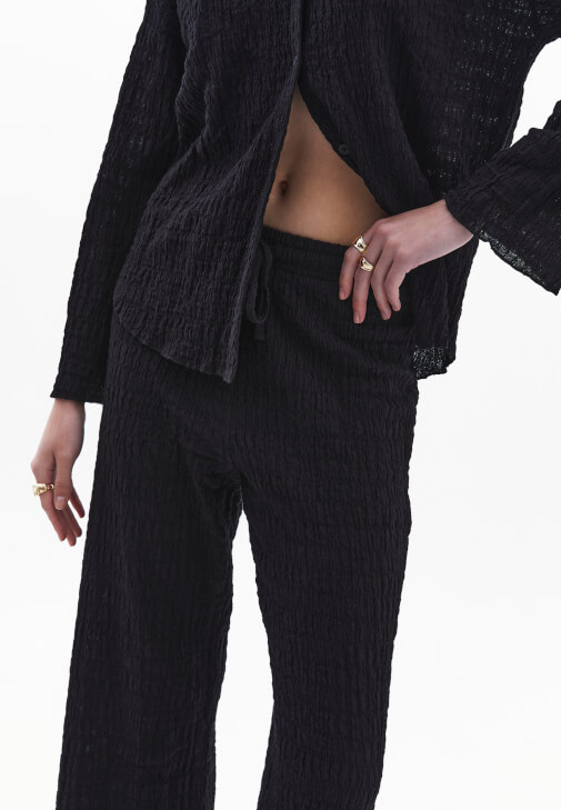 Yüksek Bel Pantolon ve Oversize Gömlek Kombini