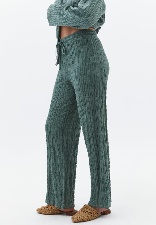 Yüksek Bel Bol Paça Pantolon ve Gömlek Kombini