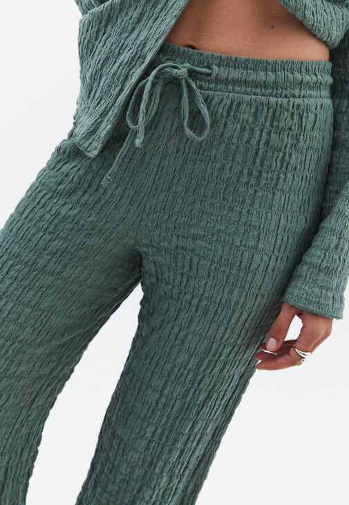 Yüksek Bel Bol Paça Pantolon ve Gömlek Kombini