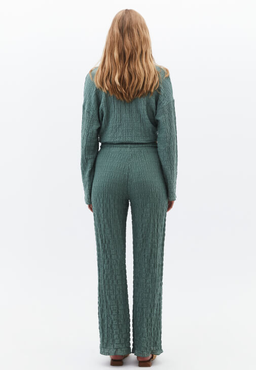 Yüksek Bel Bol Paça Pantolon ve Gömlek Kombini