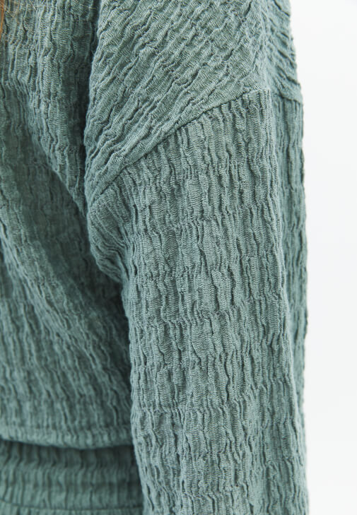 Gömlek ve Yüksek Bel Bol Paça Pantolon Kombini